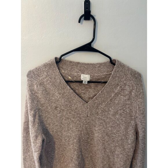 A New Day Women’s V-Neck Sweater XS Tan Long Sleeve Soft Knit Pullover Top - Picture 2 of 3